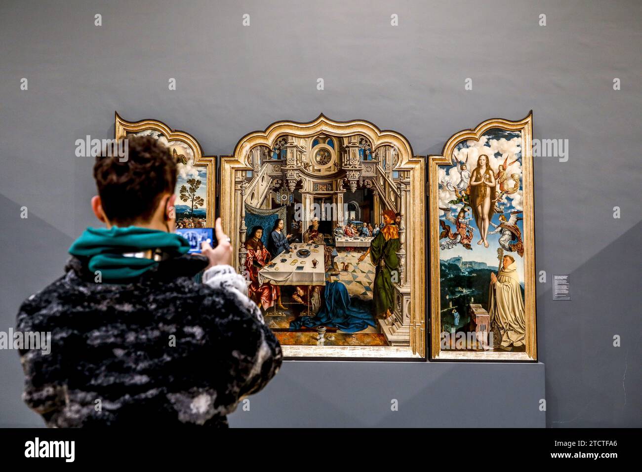 Musee royaux des Beaux-Arts de Belgique, Königliche Museen der Schönen Künste Belgiens, Bruxelles, Brüssel Besucher, der ein Handy-Foto eines Triptychons macht Stockfoto