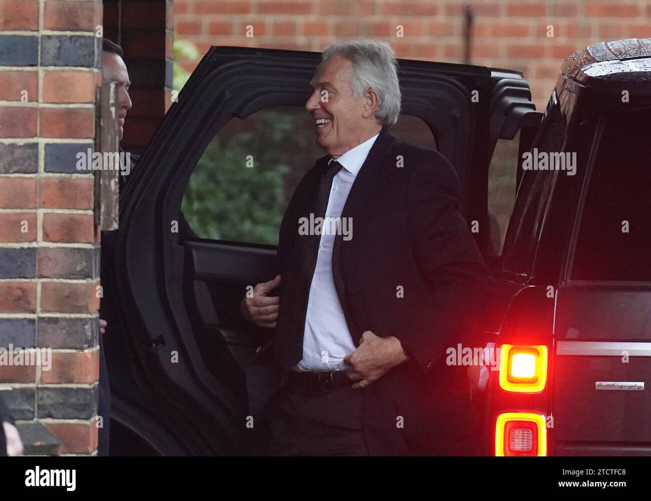 Der ehemalige britische Premierminister Tony Blair kommt zur Beerdigung von Baroness Glenys Kinnock aus Holyhead, einer ehemaligen Ministerin, Abgeordnetenmitglied und Ehefrau des ehemaligen Labour-Führers Lord Kinnock, im Golders Green Crematorium im Norden Londons. Bilddatum: Donnerstag, 14. Dezember 2023. Stockfoto