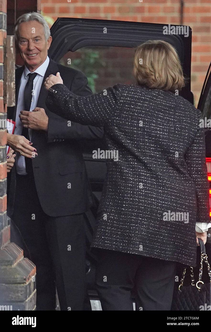 Der ehemalige britische Premierminister Tony Blair und seine Frau Cherie Blair kommen zur Beerdigung von Baroness Glenys Kinnock aus Holyhead, einer ehemaligen Ministerin, Abgeordneter und Ehefrau des ehemaligen Labour-Führers Lord Kinnock, im Golders Green Crematorium im Norden Londons an. Bilddatum: Donnerstag, 14. Dezember 2023. Stockfoto