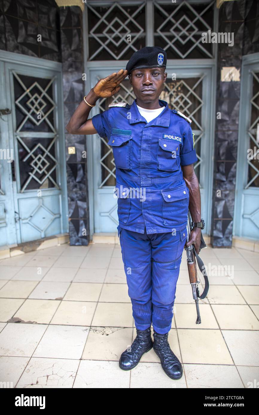 Sicherheitsbeamter grüßt in Bukavu, DRC Stockfoto