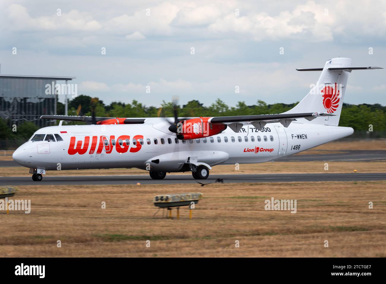 ATR-72-600 Regionalflugzeug F-WWEN auf der Farnborough International Airshow in Wings Air, Lion Air Group, Farbschema Stockfoto