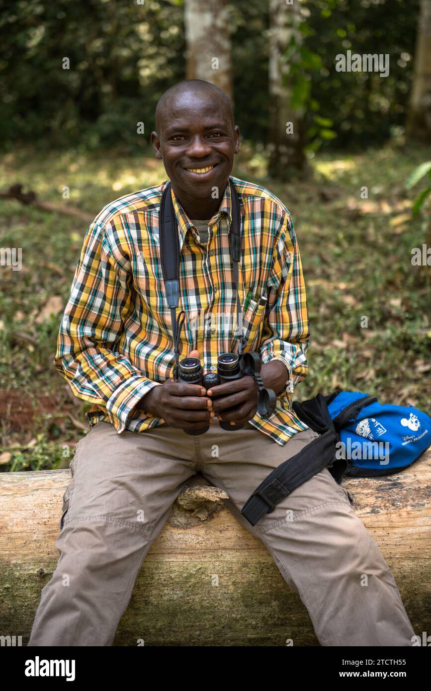 Oscar, Reiseführer spezialisiert auf Vogelbeobachtung an der Royal Mile, Budongo Forest, Uganda Stockfoto