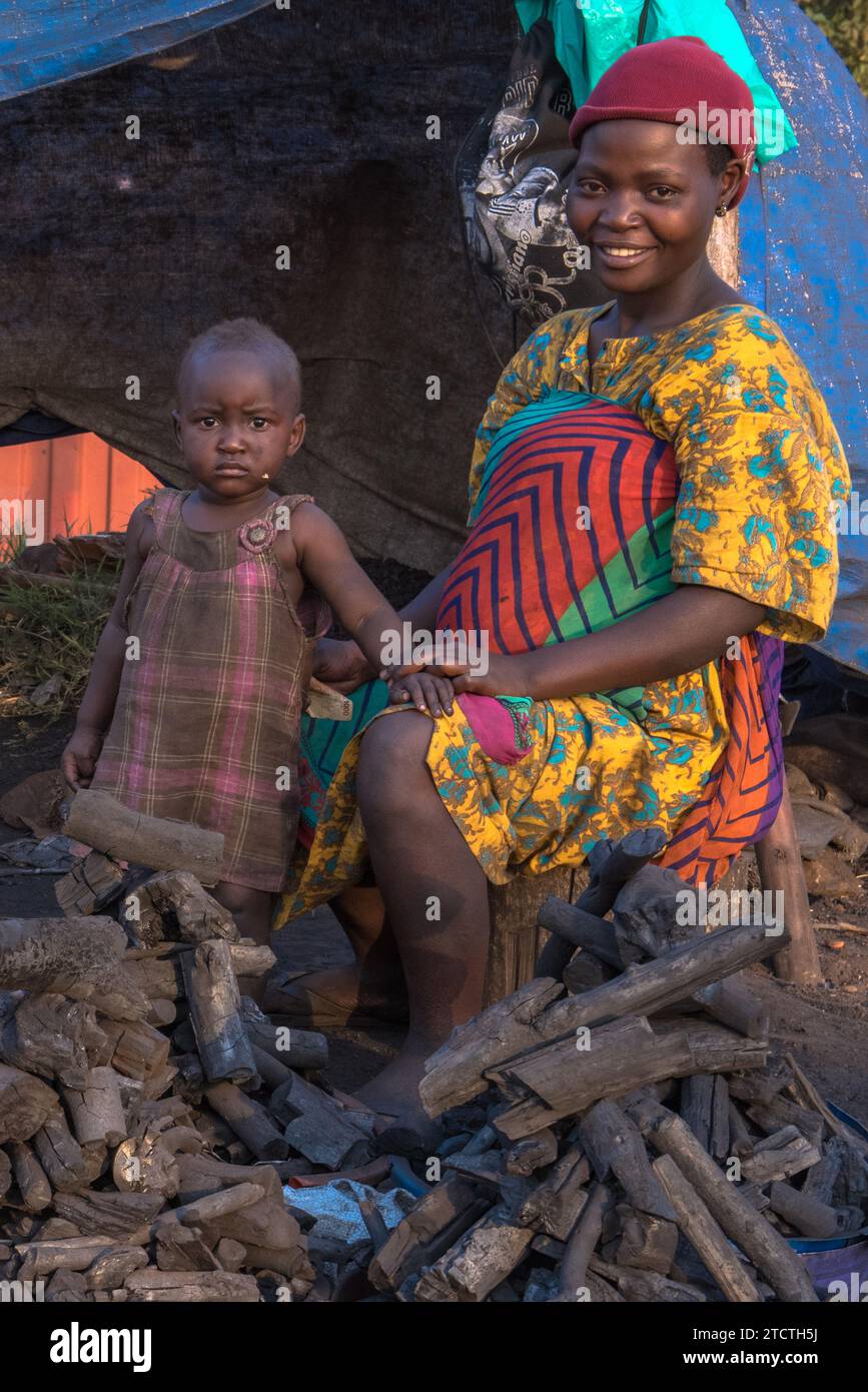 Holzkohleverkäuferin und ihre Tochter auf dem Masindi Market, Western Region, Uganda Stockfoto