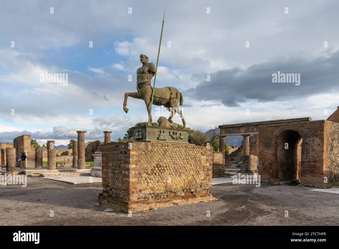 Pompeji, Italien - 25. November 2023: Blick auf die Statue des Zentauren im Forum der antiken Stadt Pompeji Stockfoto