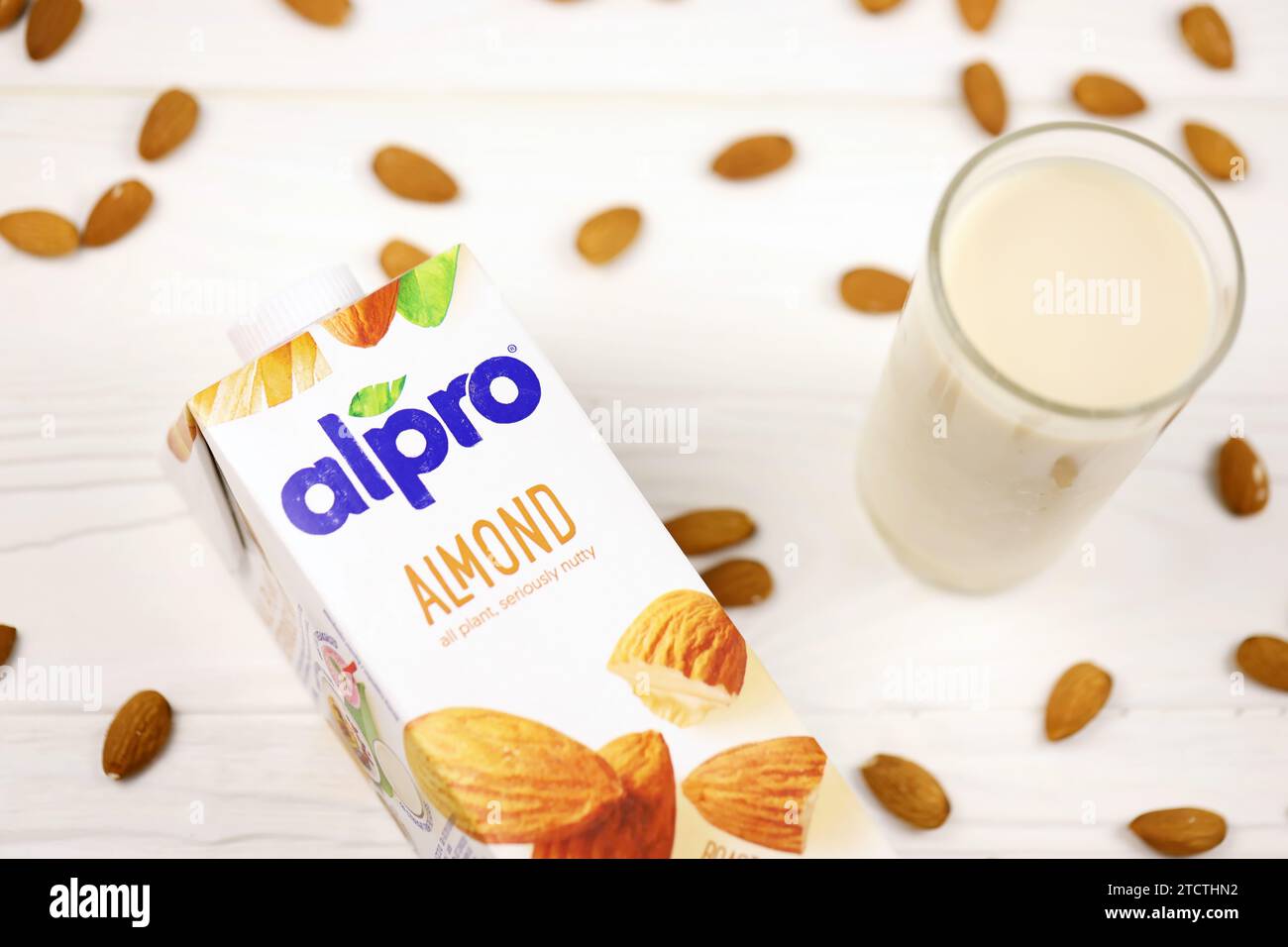 KHARKIV, UKRAINE - 2. JANUAR 2021 Alpro Mandel vegetarische Milchpackung, hergestellt von einem europäischen Unternehmen mit Sitz in Wevelgem, Belgien Stockfoto