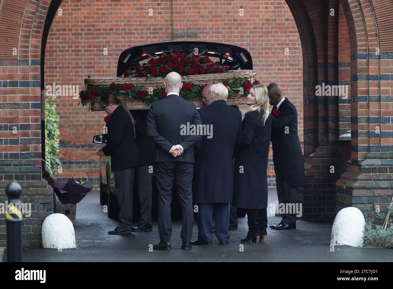 (Links, rechts) Stephen Kinnock (Hände hinter dem Rücken) Lord Neil Kinnock und Rachel Kinnock beobachten, wie der Sarg von Baroness Glenys Kinnock of Holyhead, einer ehemaligen Ministerin, Abgeordneter und Frau des ehemaligen Labour-Führers Lord Kinnock, vor ihrer Beerdigung in das Golders Green Crematorium im Norden Londons gebracht wird. Bilddatum: Donnerstag, 14. Dezember 2023. Stockfoto