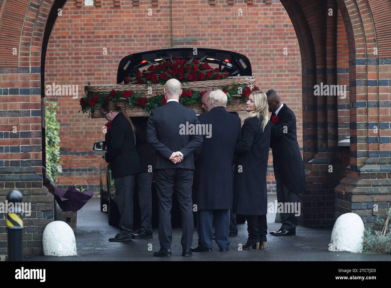 (Links, rechts) Stephen Kinnock (Hände hinter dem Rücken) Lord Neil Kinnock und Rachel Kinnock beobachten, wie der Sarg von Baroness Glenys Kinnock of Holyhead, einer ehemaligen Ministerin, Abgeordneter und Frau des ehemaligen Labour-Führers Lord Kinnock, vor ihrer Beerdigung in das Golders Green Crematorium im Norden Londons gebracht wird. Bilddatum: Donnerstag, 14. Dezember 2023. Stockfoto