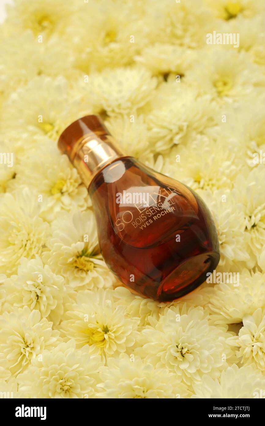 KHARKIV, UKRAINE - 2. JANUAR 2021 Flasche des Parfums so Elixir Bois Sensuel von Yves Rocher, einem französischen Unternehmen für Hautpflege, Kosmetik und Parfum, das 1965 gegründet wurde Stockfoto