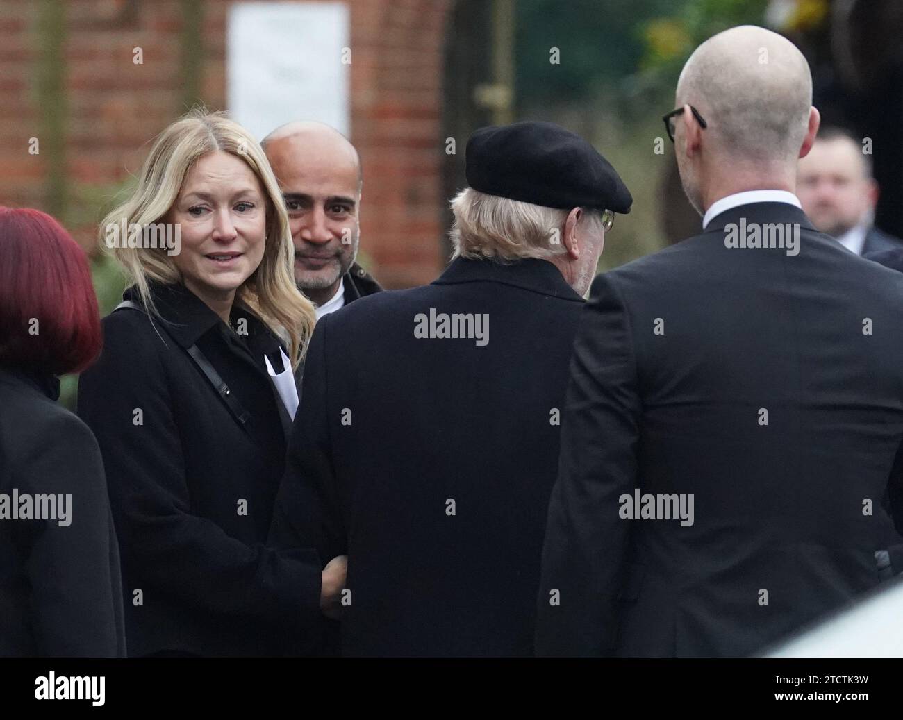 Rachel Kinnock, Lord Neil Kinnock und Stephen Kinnock (rechts) kommen zur Beerdigung von Baroness Glenys Kinnock of Holyhead, einer ehemaligen Ministerin, Abgeordneter und Ehefrau des ehemaligen Labour-Führers Lord Kinnock, im Golders Green Crematorium im Norden Londons an. Bilddatum: Donnerstag, 14. Dezember 2023. Stockfoto