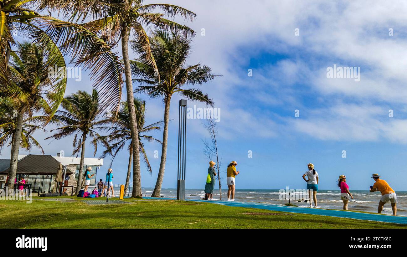 Peking, Chinas Provinz Hainan. Dezember 2023. Touristen genießen Wintersonne in Boao, südchinesischer Provinz Hainan, 14. Dezember 2023. Quelle: Meng Zhongde/Xinhua/Alamy Live News Stockfoto