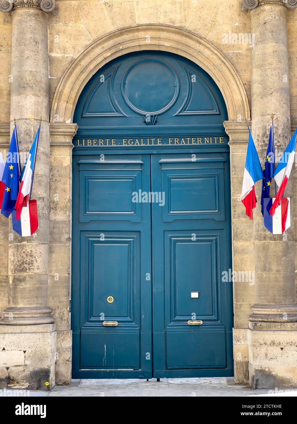 Frech-Motto auf einem Regierungsgebäude, Paris, Frankreich Stockfoto