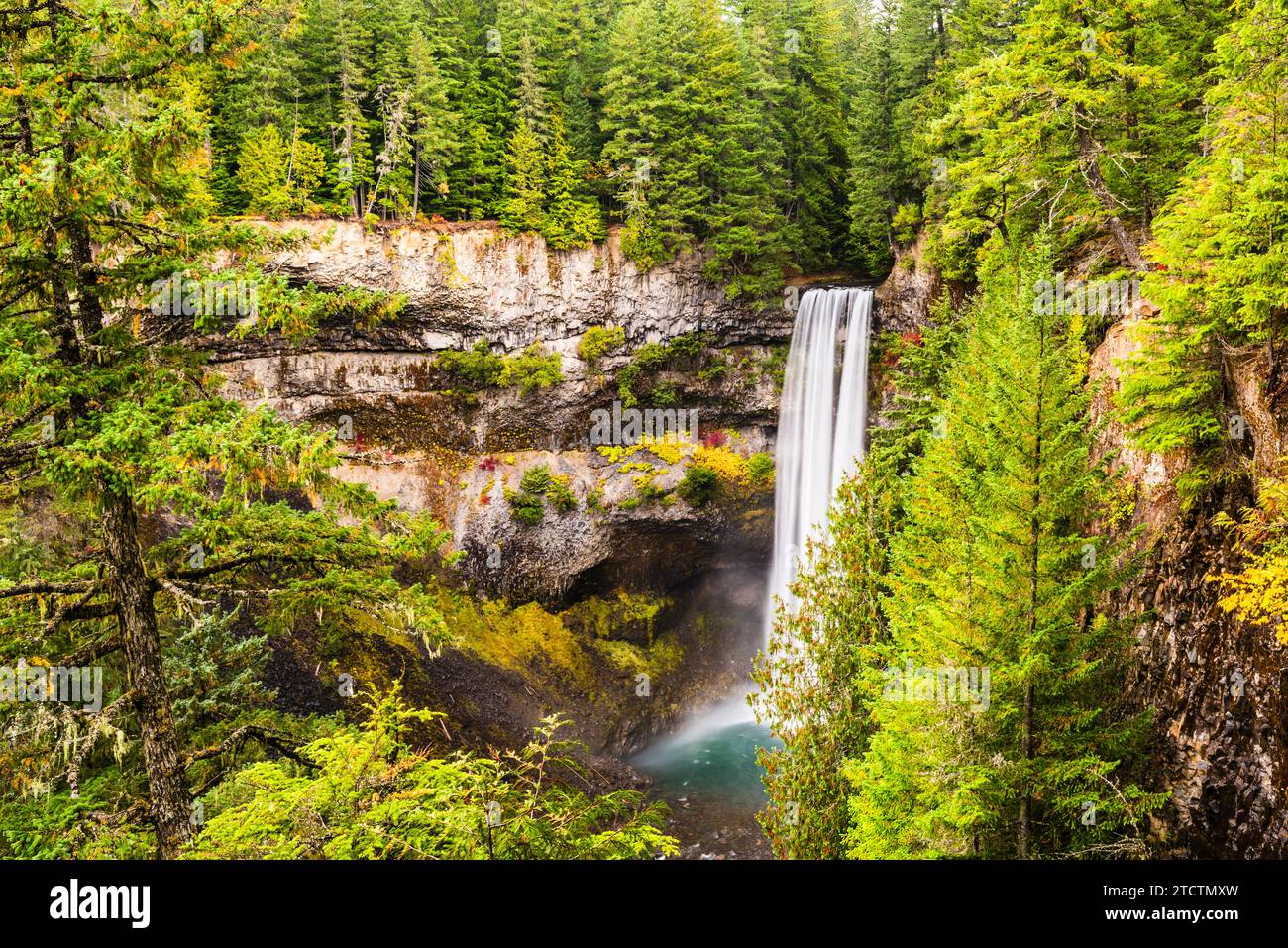 Lange Exposition im Herbst der Brandywine Falls am Cheakamus River, Whistler, British Columbia, Kanada Stockfoto