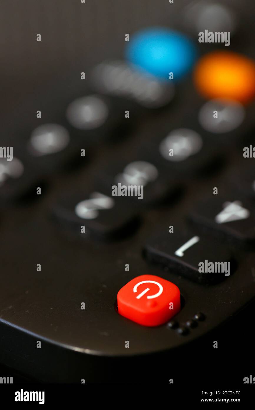 Schwarze Fernbedienung zum Umschalten der Sender auf dem Fernseher. Stockfoto