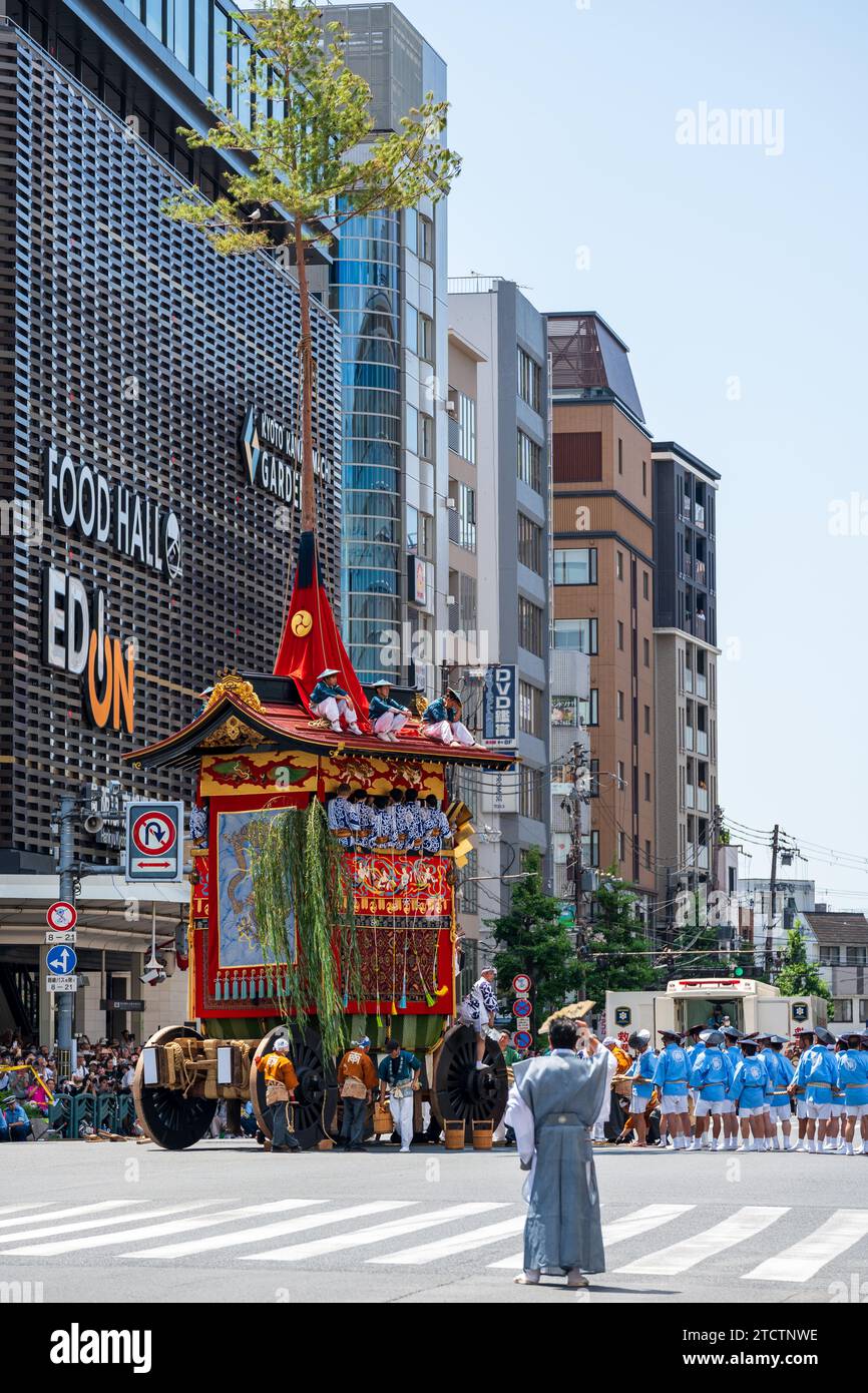 Kyoto, Japan - 24. Juli 2023: Gion Matsuri Festival, Yamaboko Junko Prozession. Die Leute ziehen die große traditionelle hölzerne Floatparade auf der Stadt Stockfoto