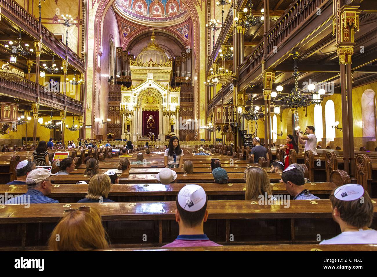 Besucher in der Großen Synagoge von Budapest, Ungarn. Stockfoto