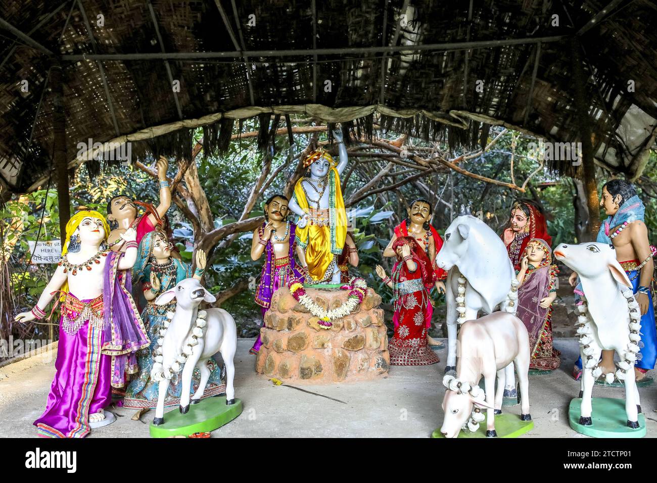 Murthis (Statuen) in Govardhan Ecovillage, Maharashtra, Indien. Krishna hebt den Govardhan-Hügel an Stockfoto