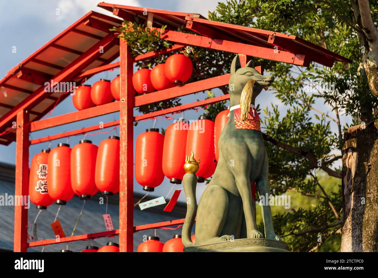 Kyoto, Japan Fox Statue mit traditionellen japanischen roten Laternen am Fushimi Inari Schrein ( Fushimi Inari Taisha ) während des Motomiya Festivals Stockfoto