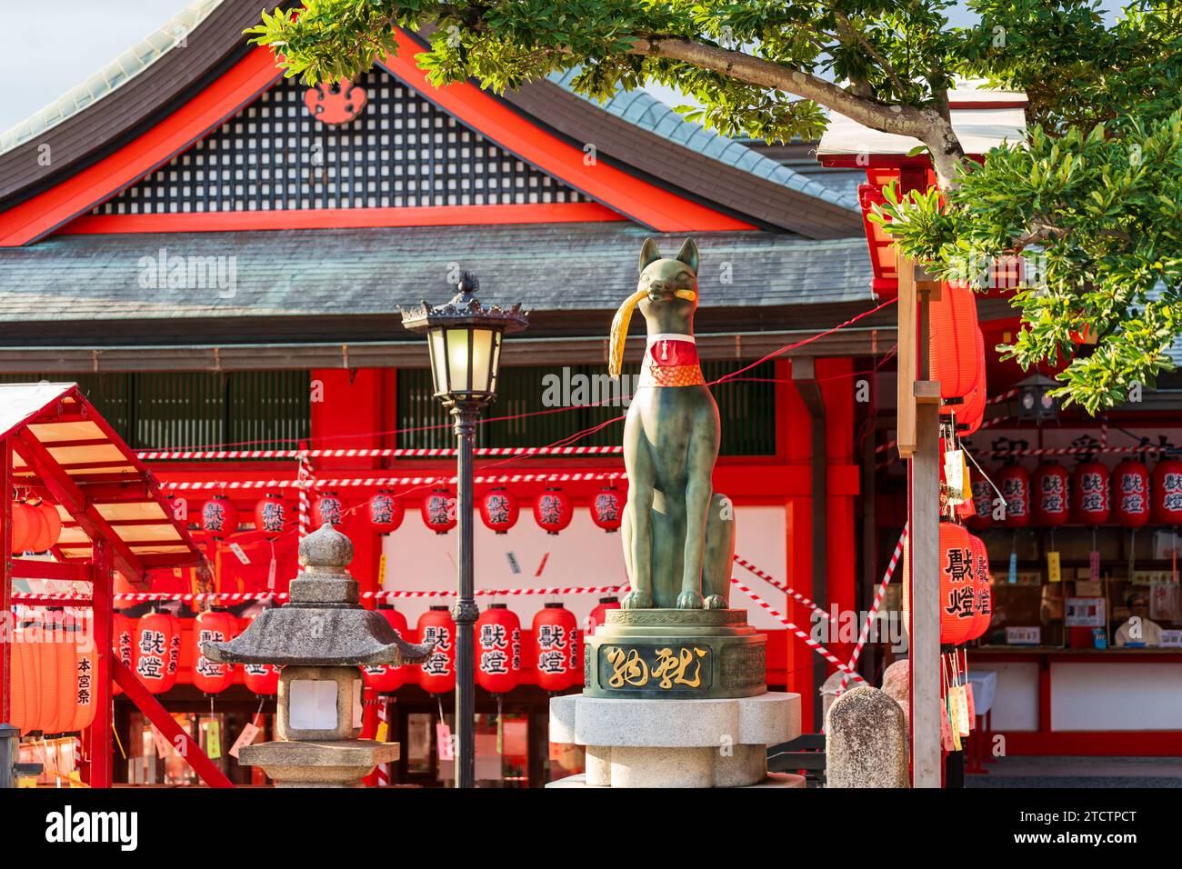 Kyoto, Japan Fox Statue mit traditionellen japanischen roten Laternen am Fushimi Inari Schrein ( Fushimi Inari Taisha ) während des Motomiya Festivals Stockfoto