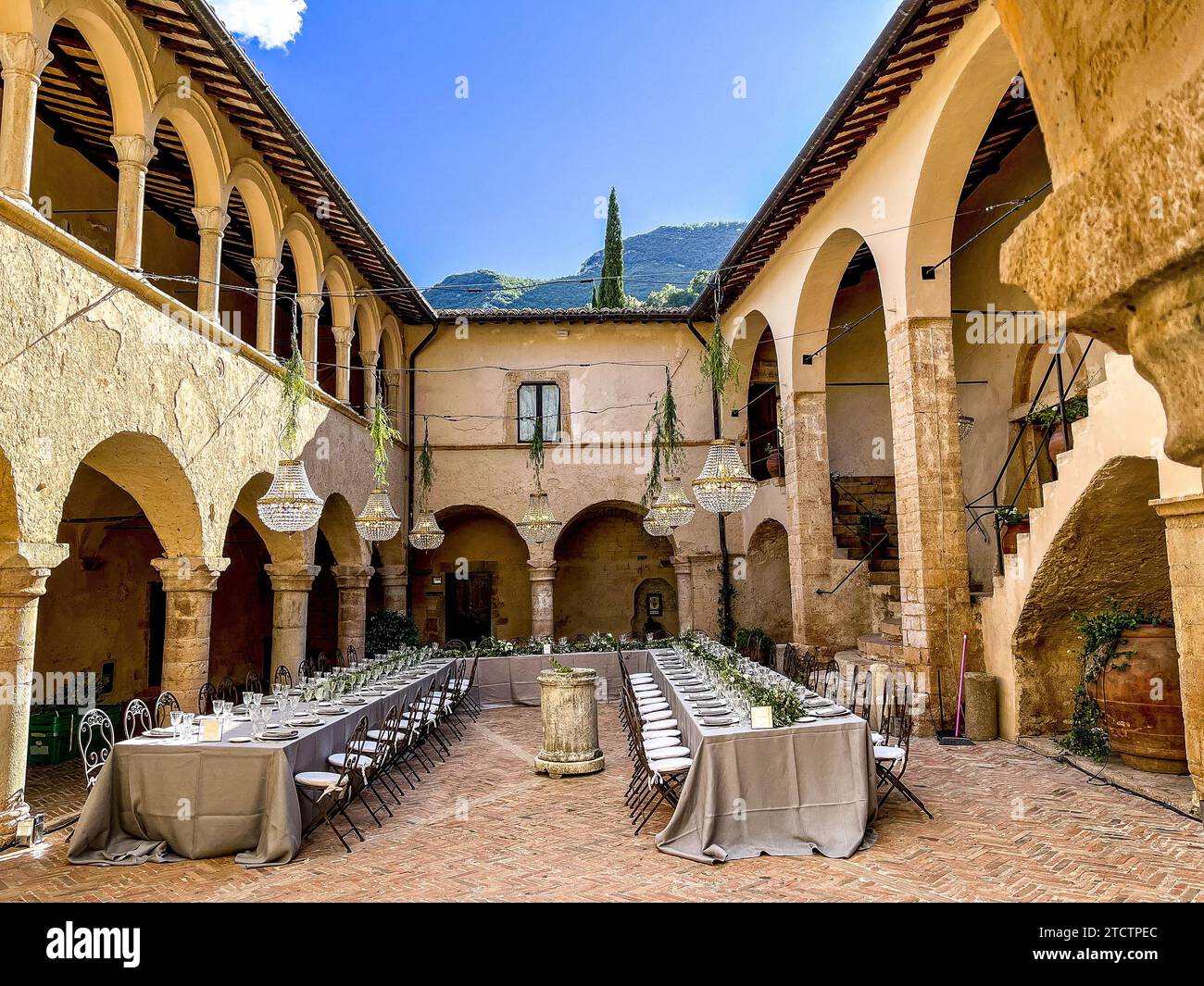 Hochzeitstisch in San Pietro in der Abtei Valle, Ferentillo, Umbrien. Stockfoto