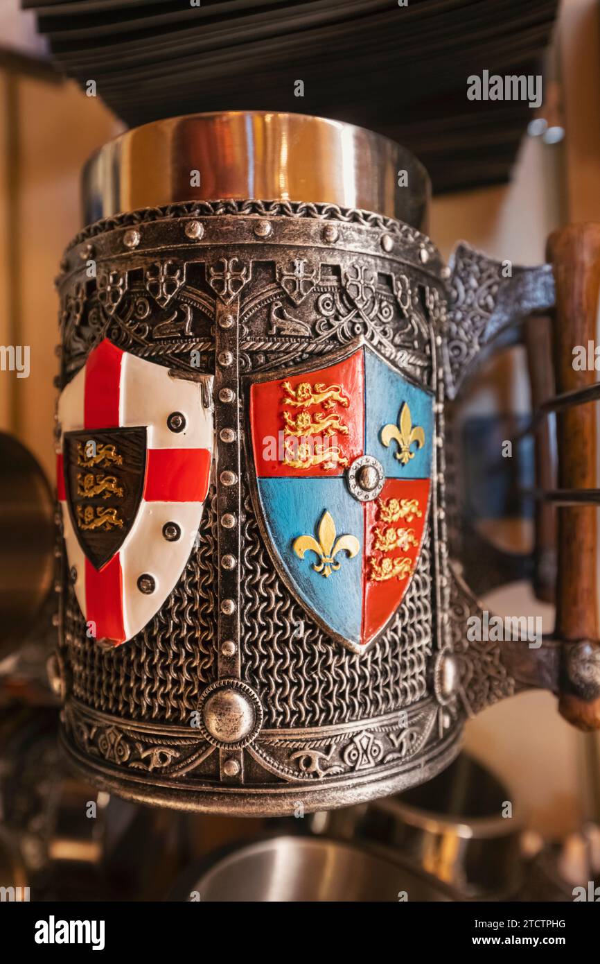 England, East Sussex, Battle Abbey, Das Große Gatehouse, Souvenir Shop Ausstellung von Souvenir mittelalterlichen Tankard Stockfoto