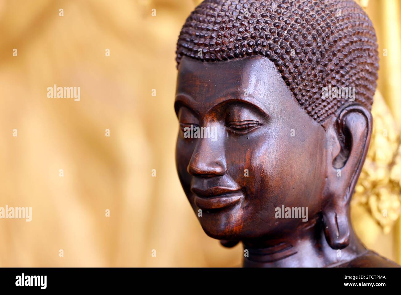 Kopf des Buddha in einer buddhistischen Pagode. Holzskulptur. Phnom Penh; Kambodscha. Stockfoto