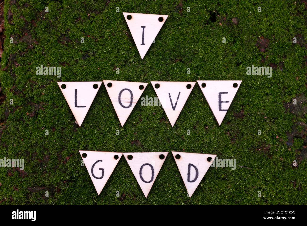 Hölzerne Buchstaben, die das Wort GOTT bilden. Ich liebe Gott. Christliches Symbol. Stockfoto