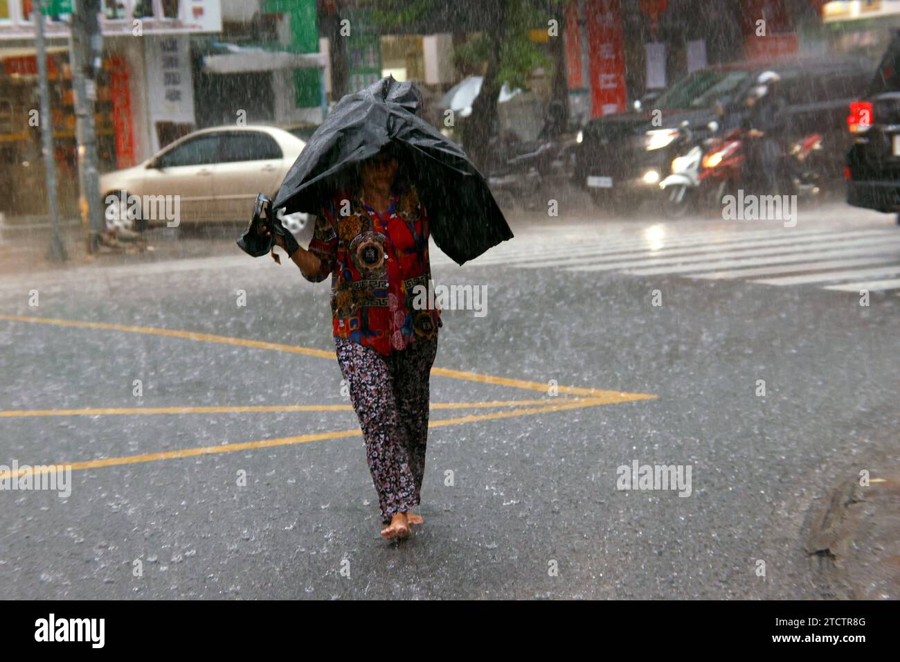 Saison Monsun. Starker Regen und Wasserabfall auf der Straße. Stockfoto