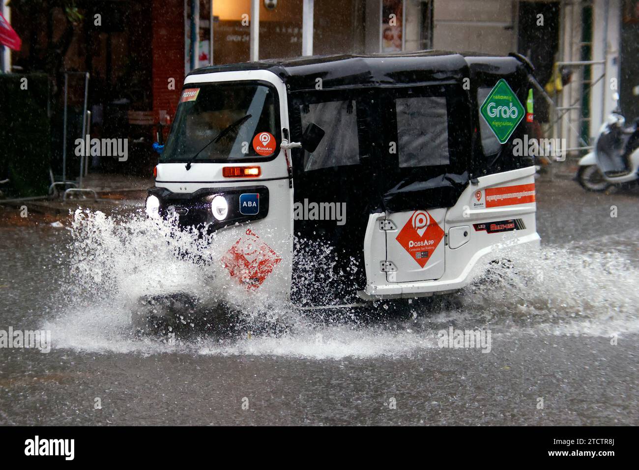 Saison Monsun. Starker Regen und Wasserabfall auf der Straße. Stockfoto