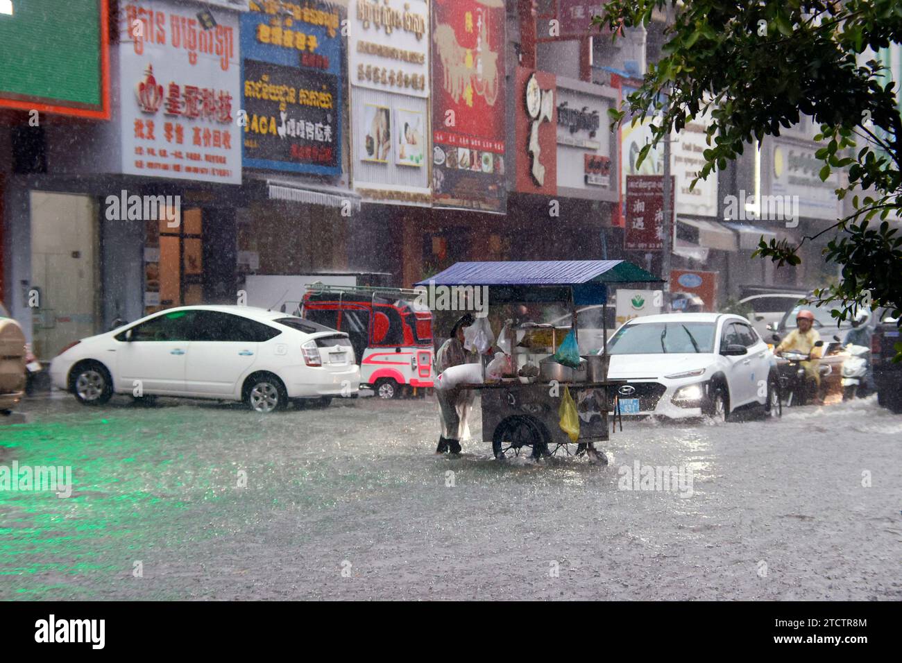 Saison Monsun. Starker Regen und Wasserabfall auf der Straße. Stockfoto