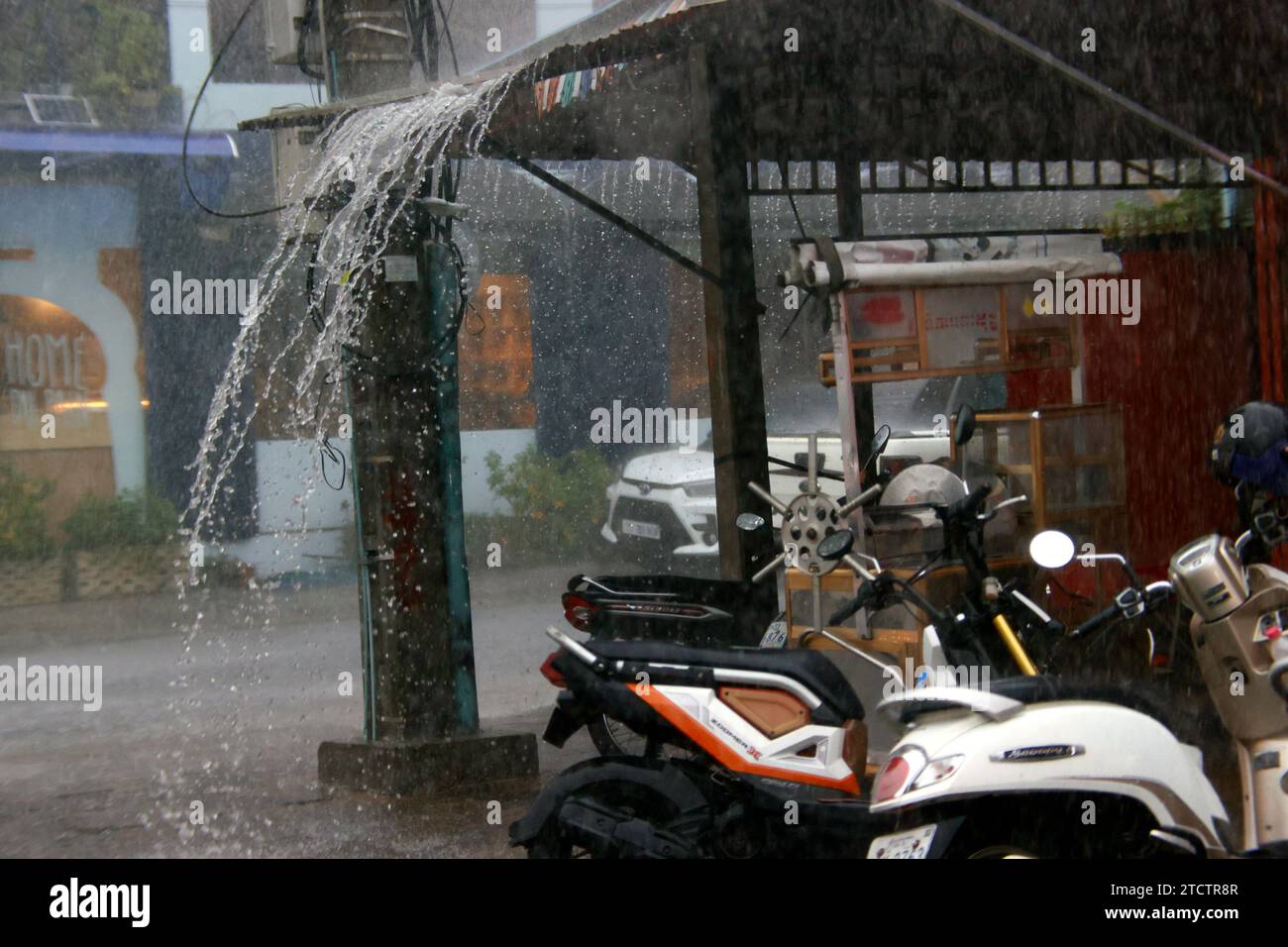 Saison Monsun. Starker Regen und Wasserabfall auf der Straße. Stockfoto