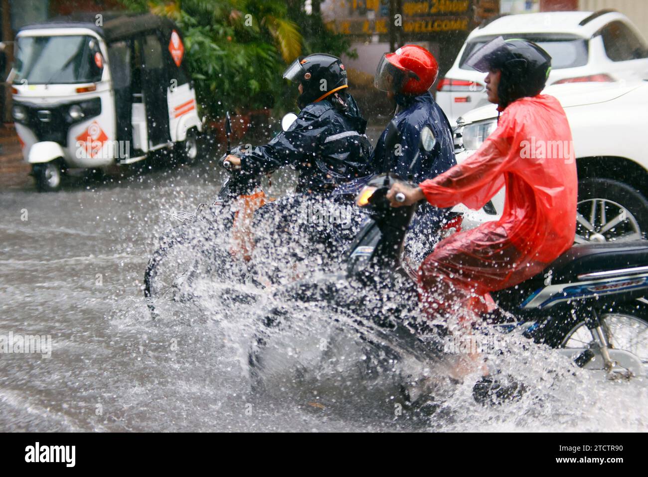 Saison Monsun. Starker Regen und Wasserabfall auf der Straße. Motorrad. Stockfoto