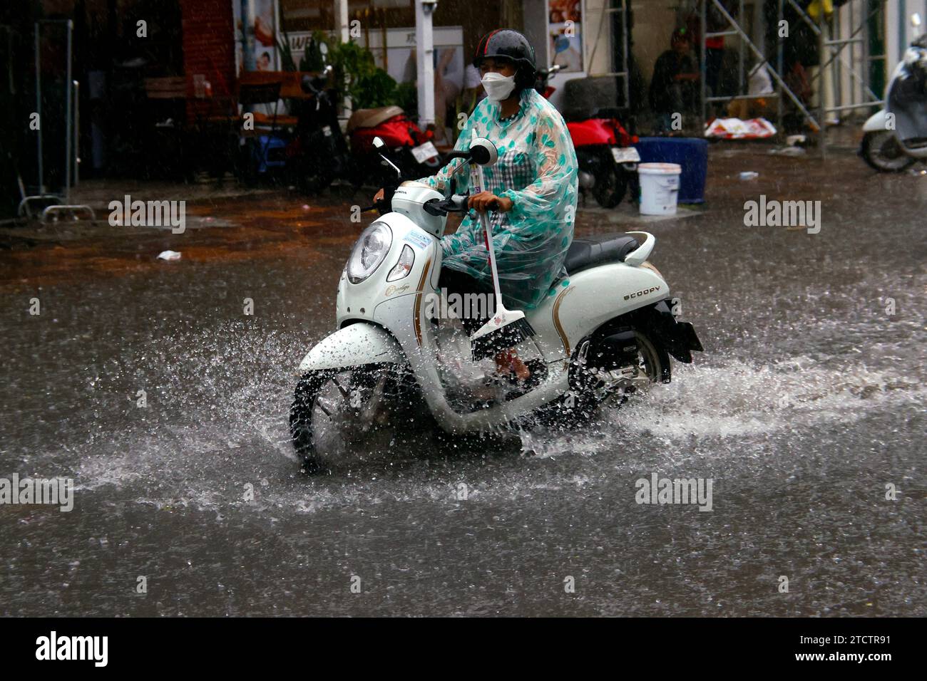 Saison Monsun. Starker Regen und Wasserabfall auf der Straße. Motorrad. Stockfoto