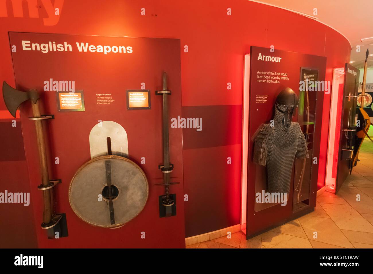 England, East Sussex, Battle Abbey, Ausstellung mittelalterlicher Rüstungen und Waffen im Visitors Centre Stockfoto