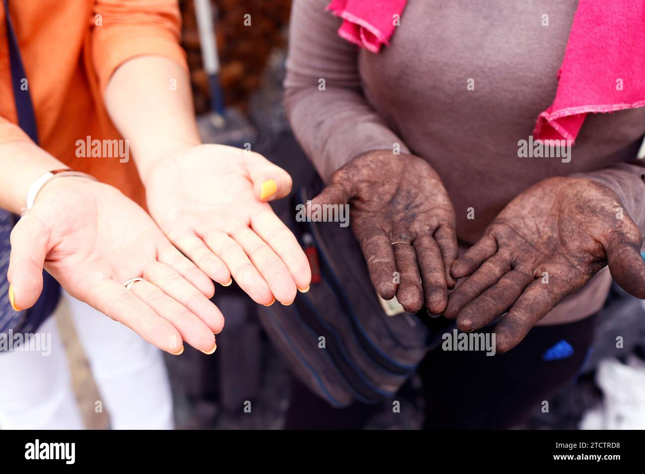Frau macht Holzkohle. Harte Arbeit. Stockfoto