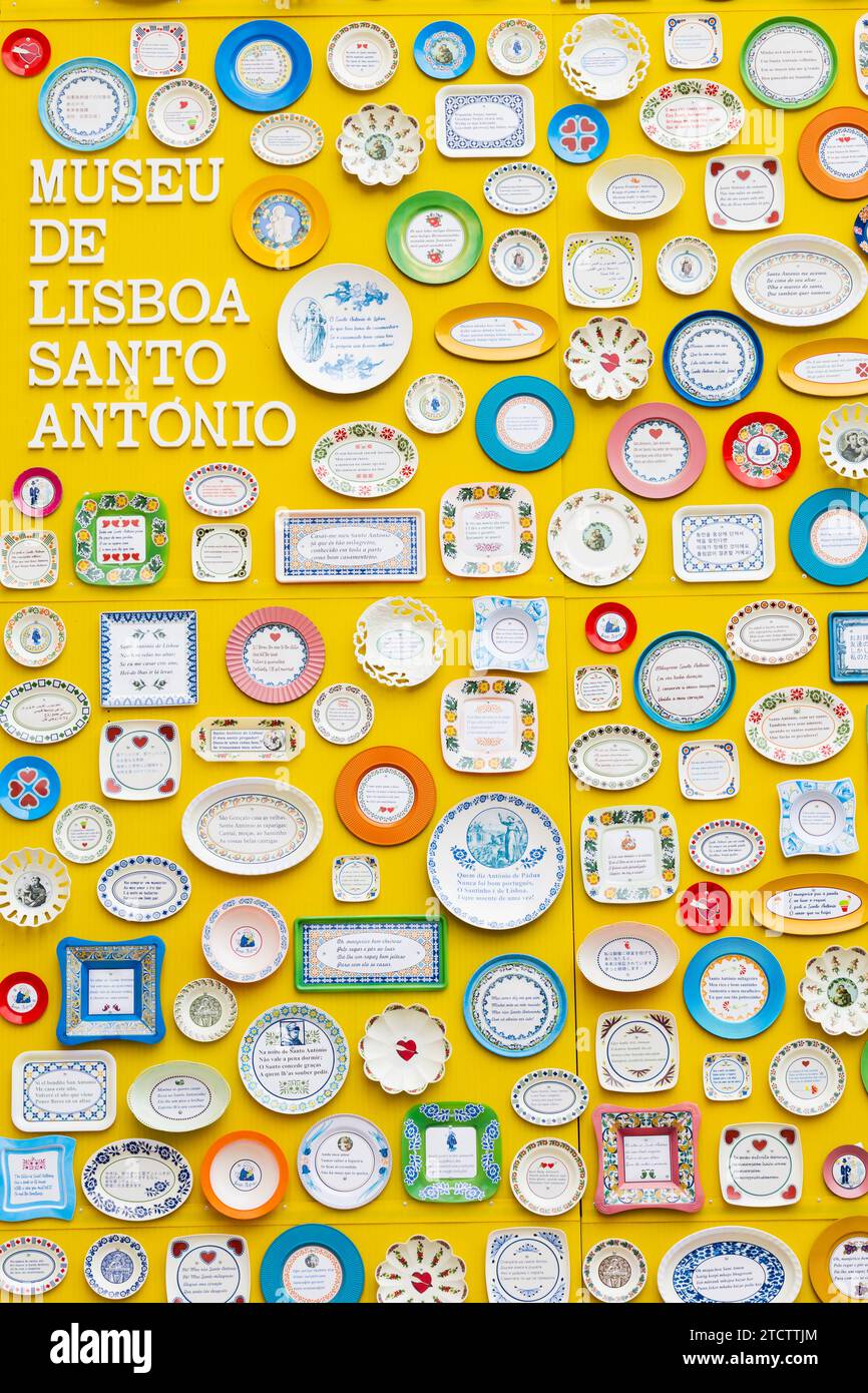Keramiktafeln und -Platten an der Wand des Museu de Lisboa, Santo Antonio und der Kirche St. Antonius. Lissabon, Portugal Stockfoto