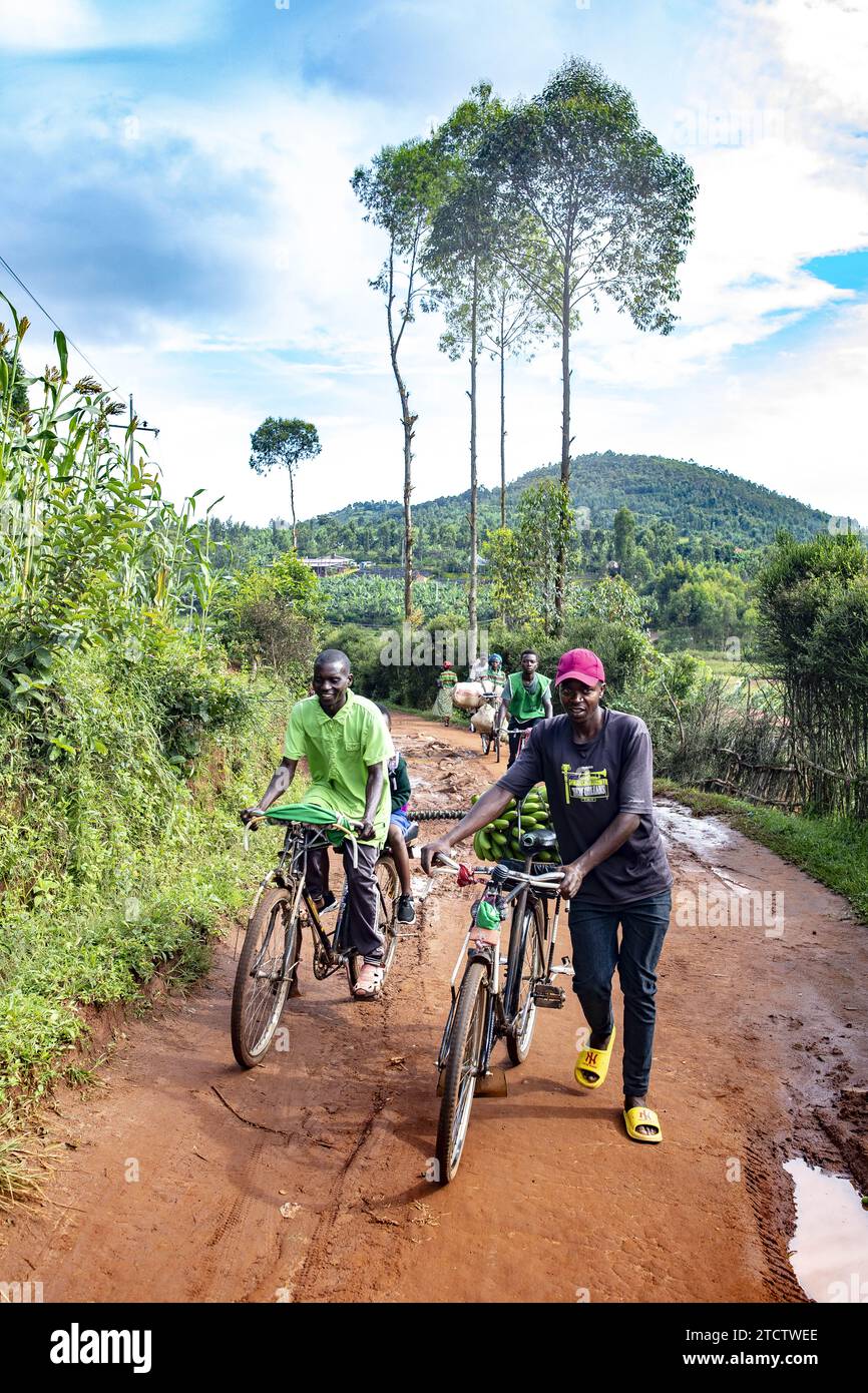 Dorfbewohner gehen zum Markt, Regenzeit, Südprovinz, Ruanda Stockfoto