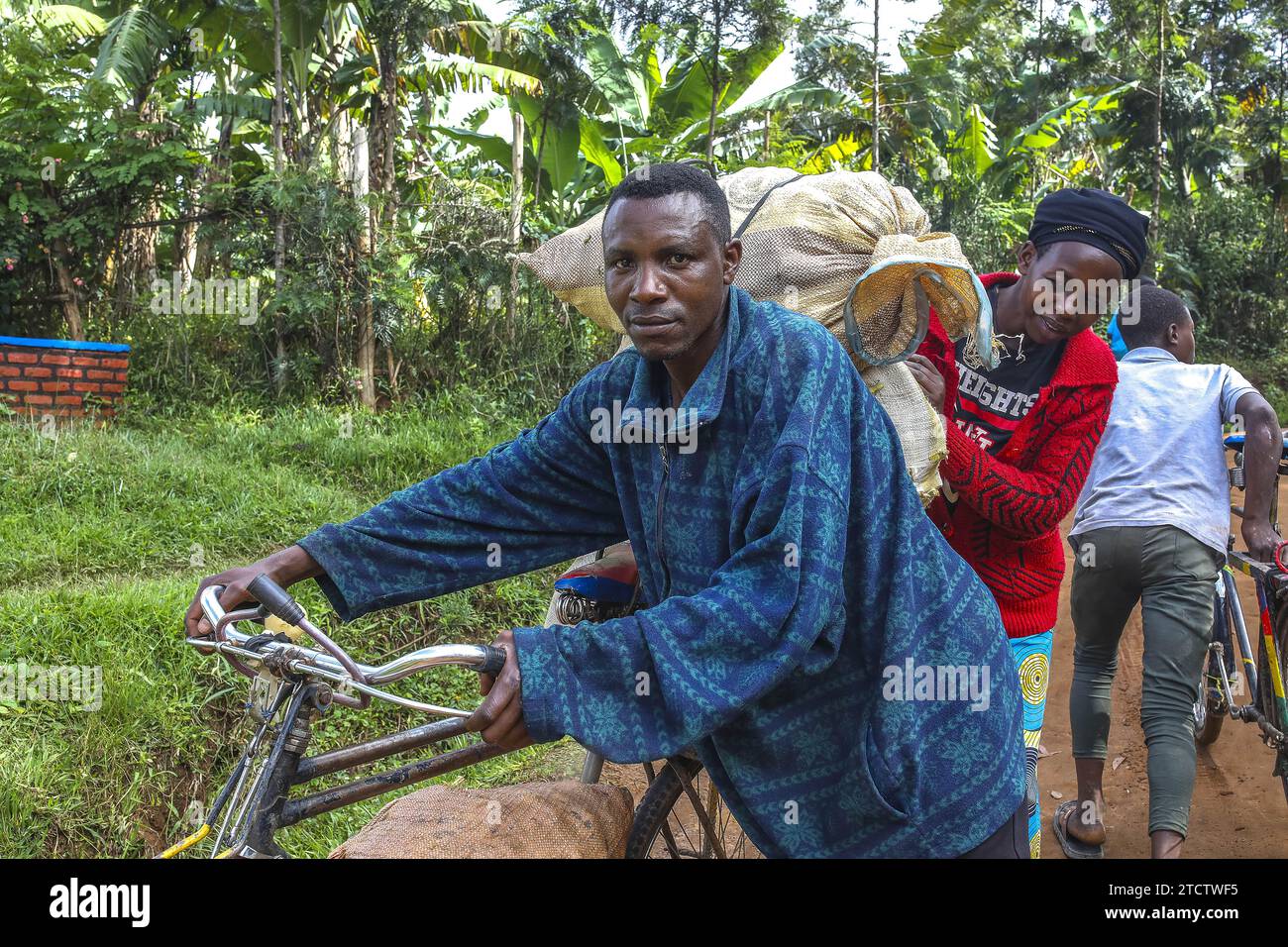 Dorfbewohner, die auf den Markt kommen, um Waren zu verkaufen, Südprovinz, Ruanda Stockfoto