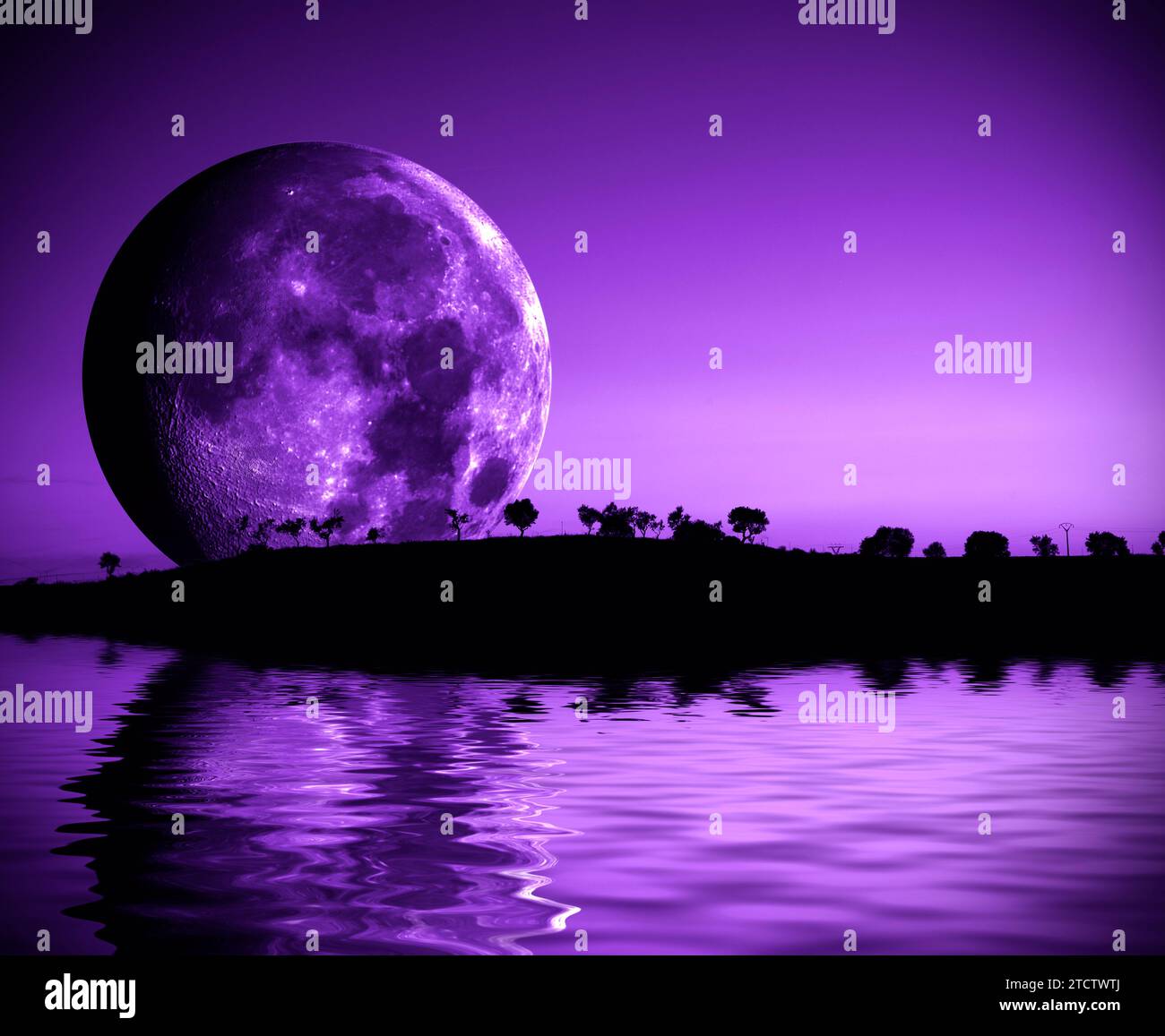 Geheimnisvolle Landschaft mit Vollmond und Bergen über dem See in violettem Ton. Stockfoto