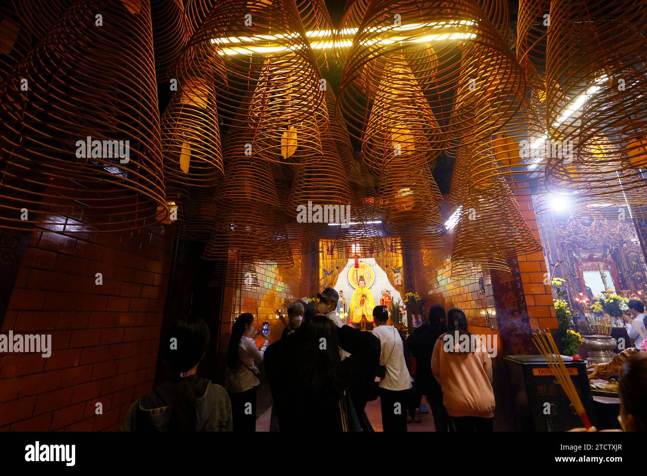 Kanton Assembly Hall of Can Tho. Buddhistische Gläubige beten mit Räucherstäbchen. Can Tho. Vietnam. Stockfoto