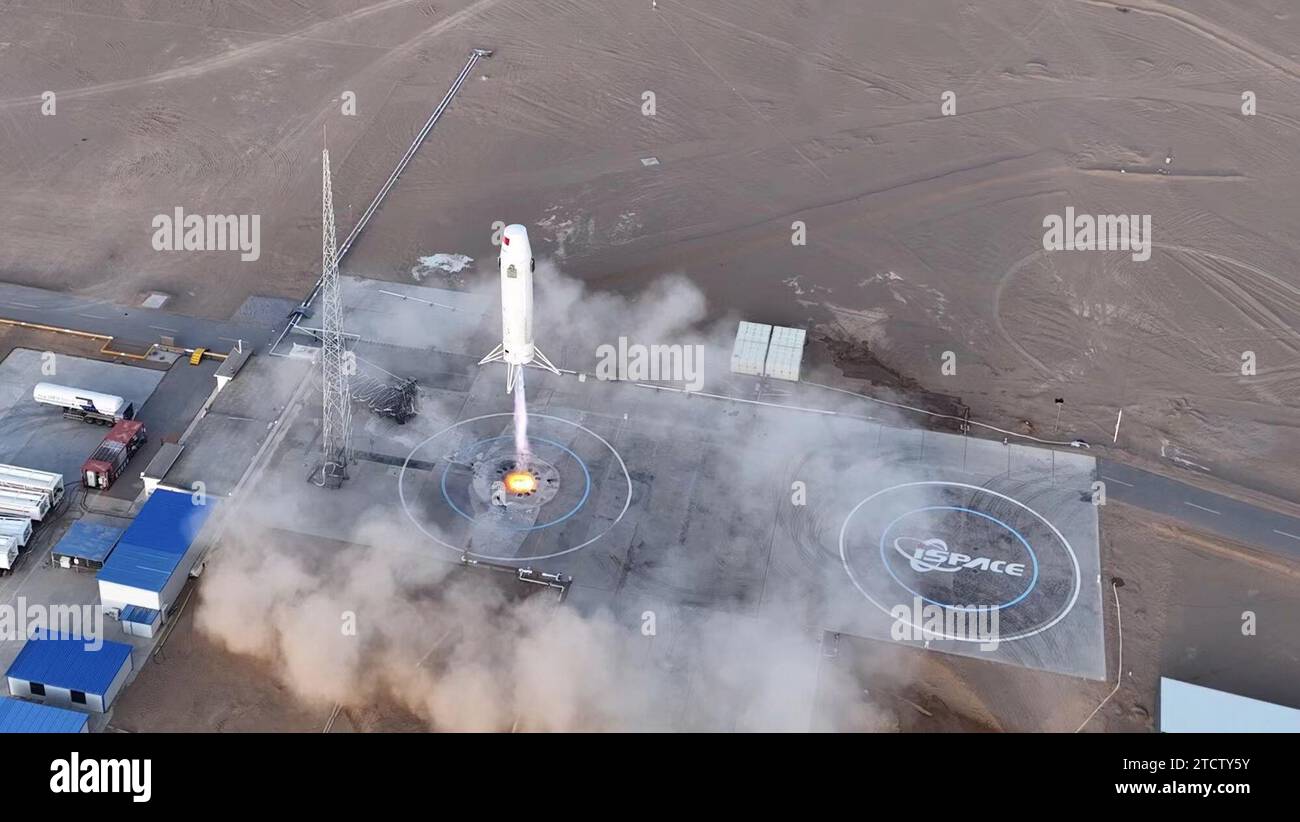 (231214) -- JIUQUAN, 14. Dezember 2023 (Xinhua) -- dieses Luftfoto, aufgenommen am 10. Dezember 2023, zeigt eine chinesische wiederverwendbare Rakete namens SQX-2Y, die während ihrer zweiten Flugtestmission vom Jiuquan Satellite Launch Center im Nordwesten Chinas abgesprengt wird. UM MIT 'China Focus: Beschleunigung der Entwicklung der kommerziellen Raumfahrtindustrie in China' (iSpace/Handout via Xinhua) Credit: Xinhua/Alamy Live News Stockfoto