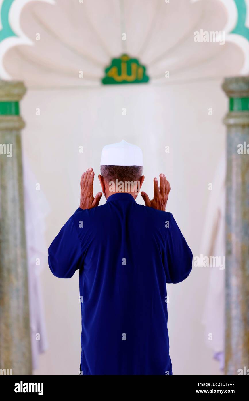 Jamiul Azhar Moschee. Das freitagsgebet (Salat). Muslimischer Mann betet in der Moschee. Vietnam. Stockfoto