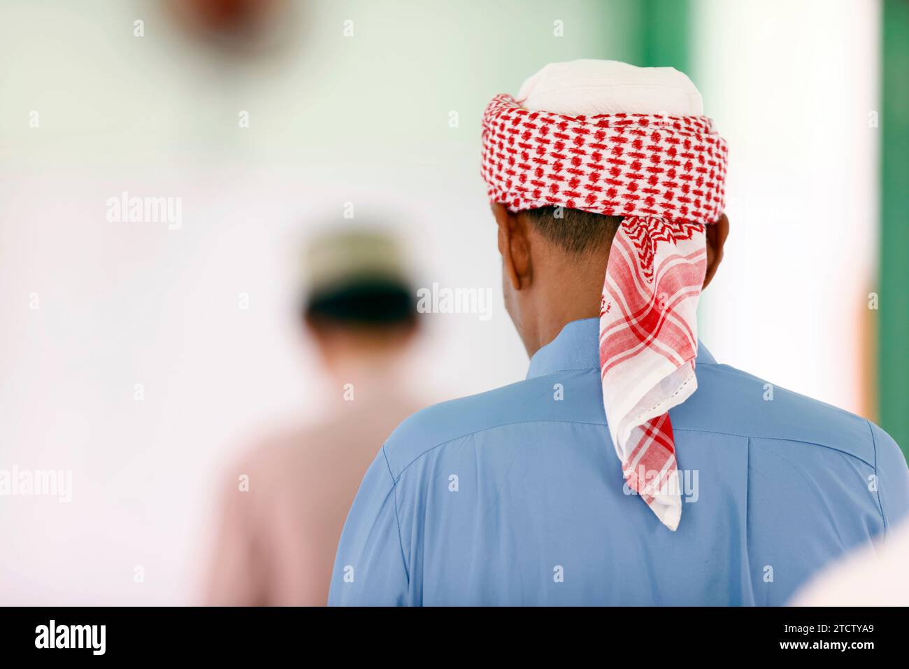 Jamiul Azhar Moschee. Das freitagsgebet (Salat). Muslimischer Mann betet in der Moschee. Rückansicht. Vietnam. Stockfoto