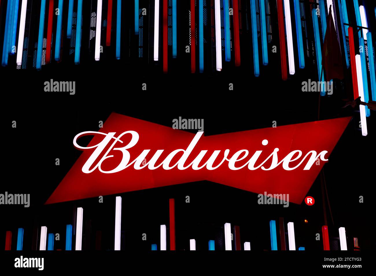 Nachtblick auf das Äußere des Unterhaltungszentrums mit Beleuchtung in Restaurants und Bars. Stockfoto