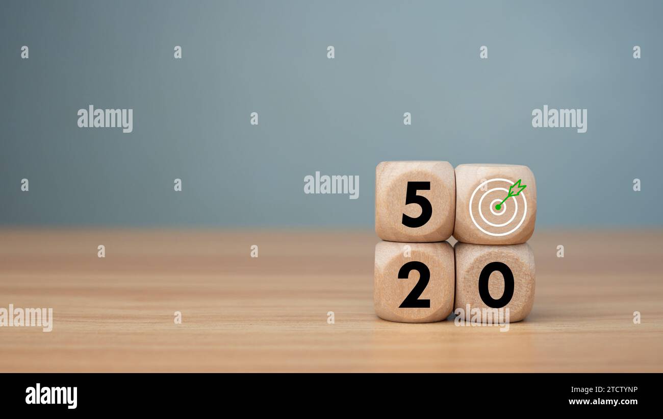 Holzwürfel mit Net Zero Symbol 2050 auf hölzernem Hintergrund, Net Zero by 2050, CO2 neutral, Net Zero Greenhouse Gas Emission Target, Climate neu Stockfoto