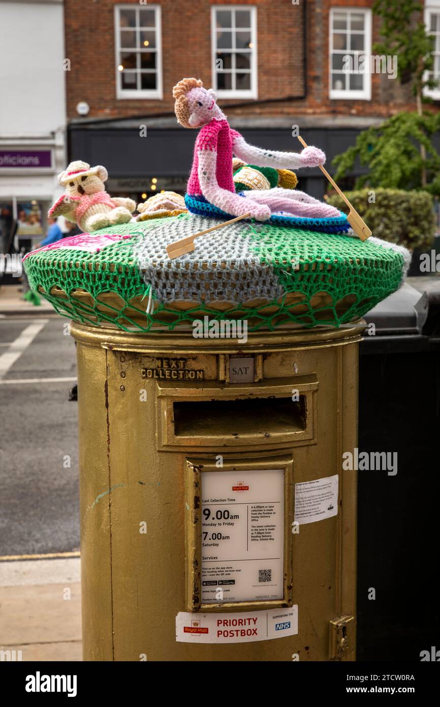 UK, England, Oxfordshire, Henley on Thames, Market Place, goldener Briefkasten zur Feier des Rudererfolgs der Mannschaft GB und der Paralympics GB bei den Olympischen Spielen 2012 Stockfoto