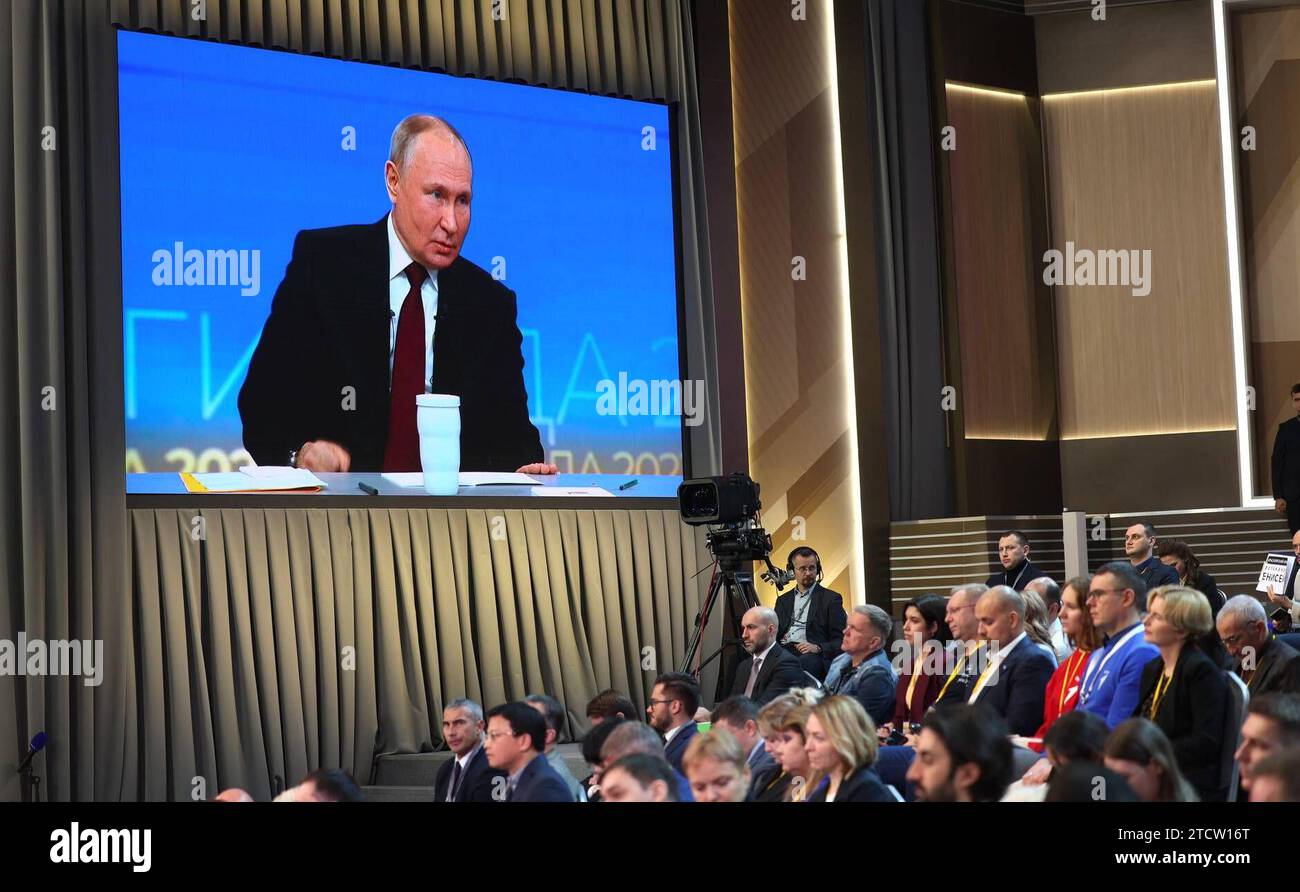 Wladimir PUTIN Praesident Russland. Wladimir PUTIN stellt sich den Fragen der Bücherei am 14.12.2023 in Moskau. Foto:der Kreml Moskau über die SVEN SIMON Fotoagentur GmbH & Co. Pressefoto KG Prinzess-Luise-Str.. 41 45479 M u e l h e i m / R u h r Tel. 0208/9413250 Fax. 0208/9413260 GLS Bank BLZ 430 609 67 Kto. 4030 025 100 IBAN DE75 4306 0967 4030 0251 00 BIC GENODEM1GLS www.svensimon.net *** Wladimir PUTIN Präsident Russland traditionelle Pressekonferenz Wladimir PUTIN beantwortet die Bürgerfragen am 14 12 2023 in Moskau Foto der Kreml Moskau via SVEN SIMON Fotoage Stockfoto