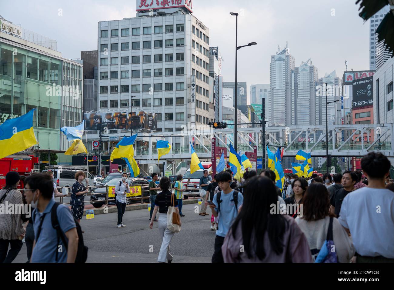 Im Tokioter Shinjuku zeigen eine Reihe von Menschen ihre Unterstützung für die Ukraine Stockfoto