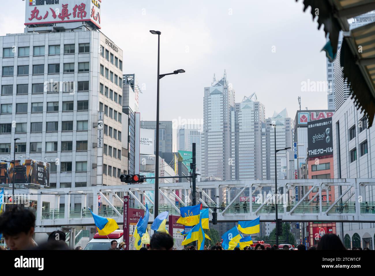 Im Tokioter Shinjuku zeigen eine Reihe von Menschen ihre Unterstützung für die Ukraine Stockfoto