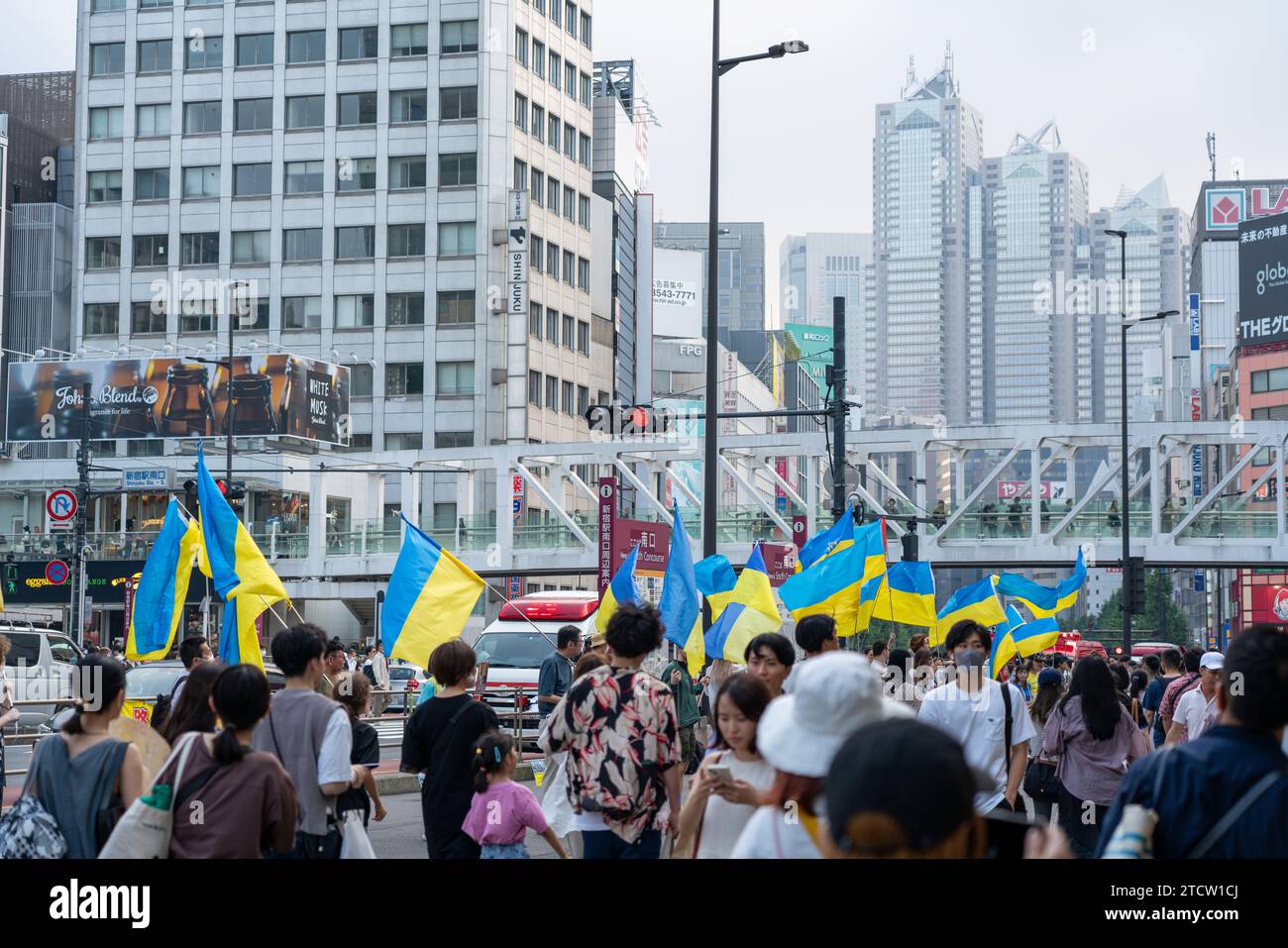 Im Tokioter Shinjuku zeigen eine Reihe von Menschen ihre Unterstützung für die Ukraine Stockfoto