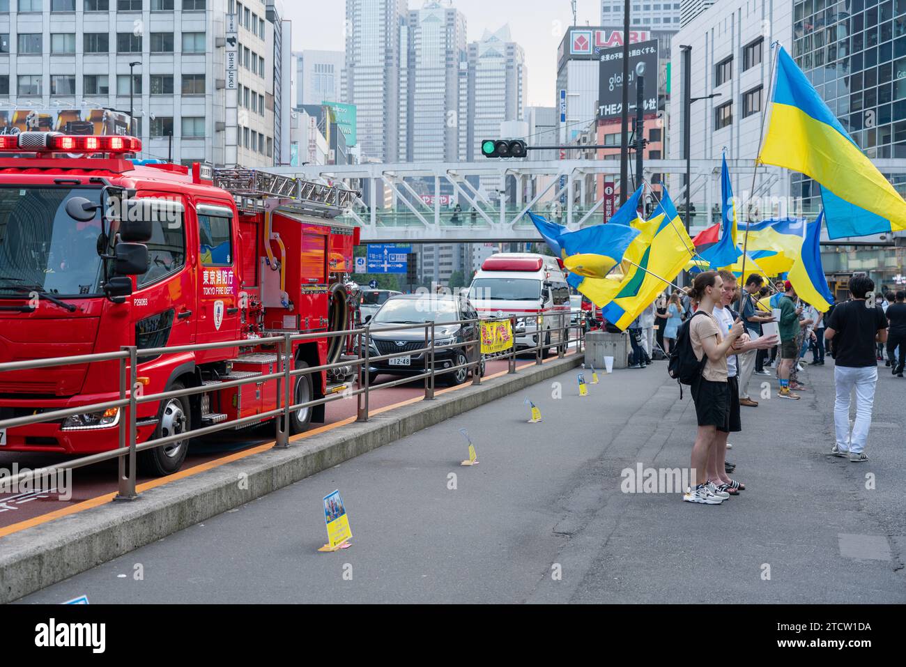 Im Tokioter Shinjuku zeigen eine Reihe von Menschen ihre Unterstützung für die Ukraine Stockfoto